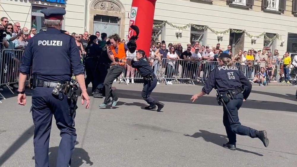 Protest beim Halbmarathon in Graz: Die Polizei musste rasch eingreifen