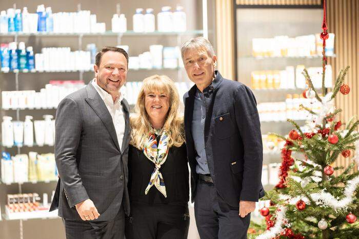 Christian Kladiva, Vorstandsdirektor der Merkur-Versicherung, mit Doris Binder-Krenn und Johann Winkelmaier von der Neutorapotheke Graz 