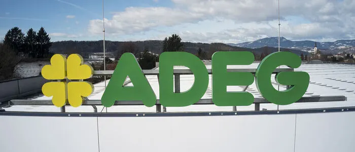 Adeg-Logo am Dach einer Filiale