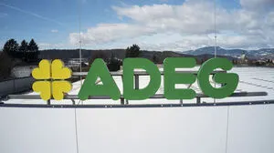 Adeg-Logo am Dach einer Filiale