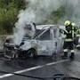 Der Pkw wurde ein Raub der Flammen  