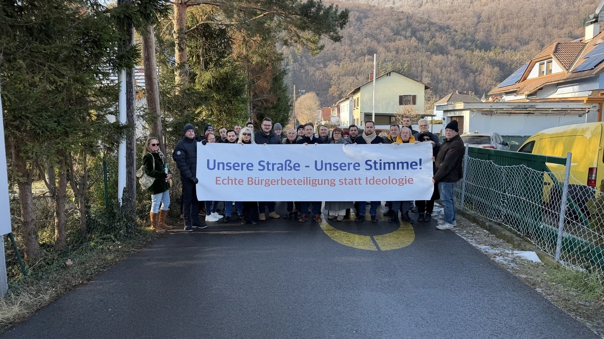 30 Personen trafen sich Sonntagvormittag zur Demo in der Dr.-Karl-Lueger-Straße