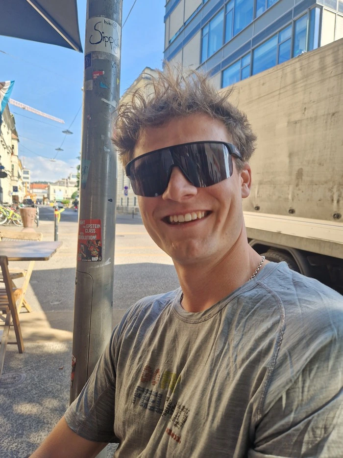Leo Thosold informiert sich vor der Stimmabgabe genau