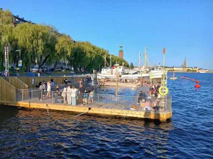 Wer glaubt, in Stockholm sei Baden stets eine teure Angelegenheit, ist auf dem Holzweg