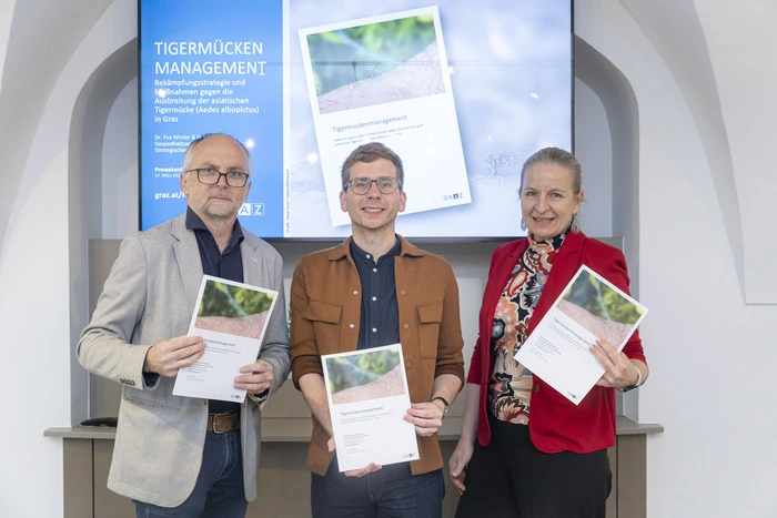 Erwin Wieser (Experte für strategischen Infektionsschutz der Stadt Graz), Gesundheitsstadtrat Robert Krotzer und Eva Winter  (Leiterin des Gesundheitsamts der Stadt Graz) bei der Vorstellung der heurigen Maßnahmen gegen die weitere Ausbreitung der Tigermücke