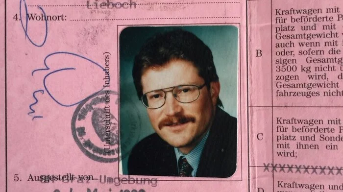 Unternehmer Werner Gröbl hat dieses Stück in Zartrosa bis heute behalten – als Erinnerungsstück, auch an die heimische Bürokratie