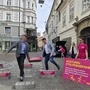 Achtung, Stolpergefahr! Aktionismus beim Pressetermin am Südtiroler Platz: Philipp Pointner, Verena Garber und Alexis Pascuttini stellen symbolische Reformblöcke auf