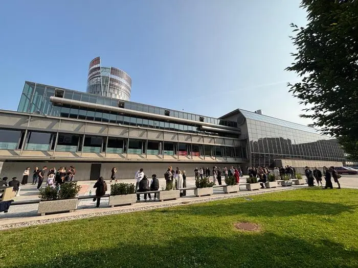 Vor der Listhalle trafen die Schüler ab acht Uhr ein