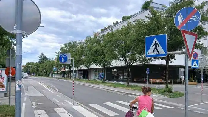 Grazer Körösistraße: Auf Höhe der Hausnummer 64 wurden insgesamt 16 Tafeln in beide Richtungen installiert