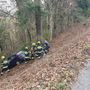 Die Feuerwehr Hitzendorf barg den Pkw aus dem Wald