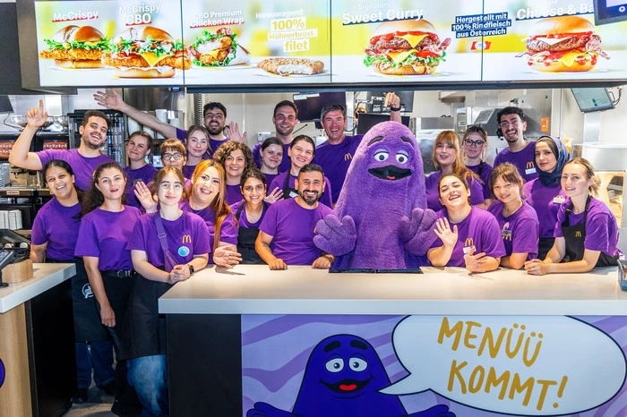 ... das lila Maskottchen, das es seit den 70ern gibt, das jetzt aber zum TikTok-Star wurde war zu Gast in der McDonald‘s-Filiale am Grazer Hauptplatz ...