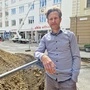 Andreas Reiter neben der Baustelle vor seinem Fair-Trade-Shop