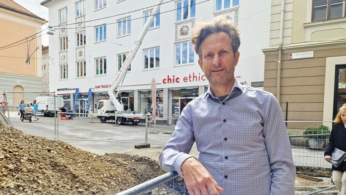 Andreas Reiter neben der Baustelle vor seinem Fair-Trade-Shop