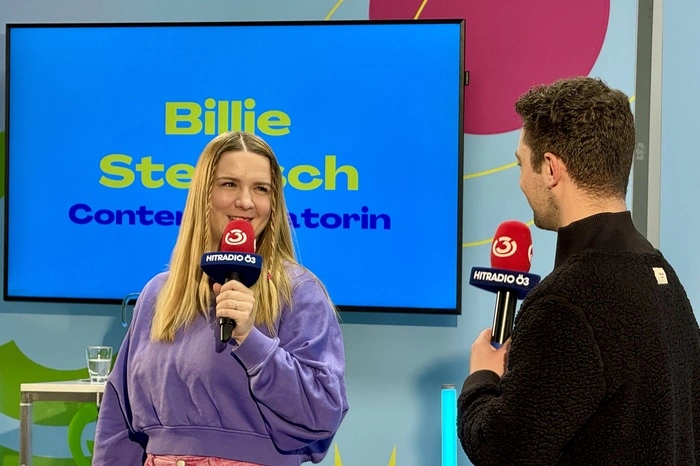 ... und Sängerin und Comedienne Billie Steirisch Billie Steirisch im Rahmen der „Frag das ganze Land“-Schultour zu Gast in Graz.