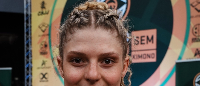 Inga Boruch hält eine Medaille in die Kamera.