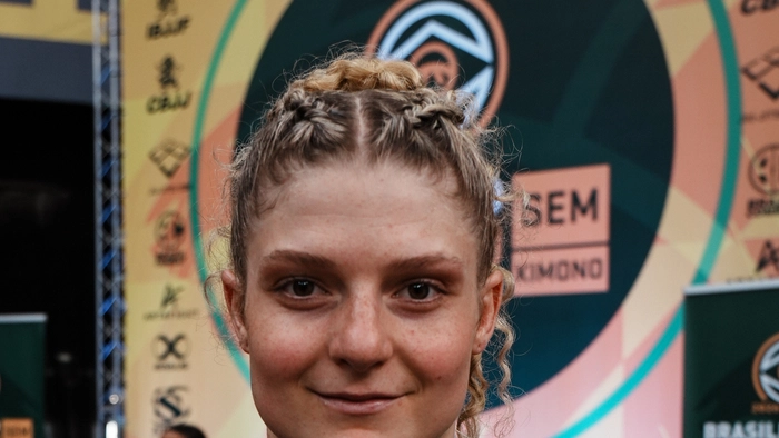 Inga Boruch hält eine Medaille in die Kamera.
