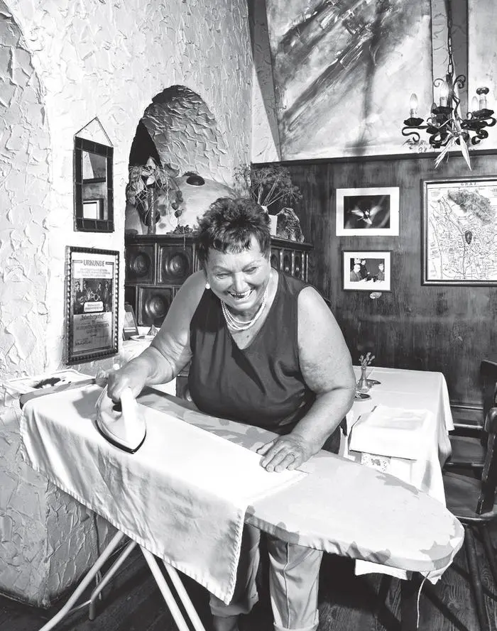 Dieses Foto von „Anni-Wirtin“ Anna Maria Zimmermann ist am Cover der DVD ihres Films zu sehen