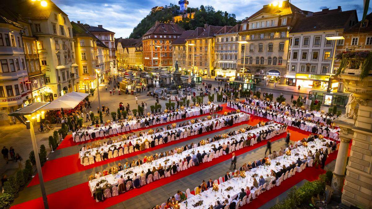 Feierlicher Rahmen: die „Lange Tafel“ am Grazer Hauptplatz