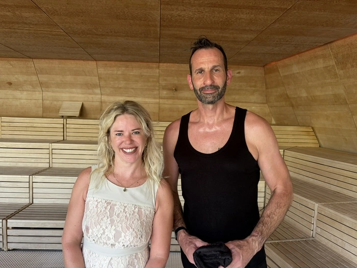 Die beiden Aufgießer posieren nach ihrem Aufguss für ein Foto in der Kabine
