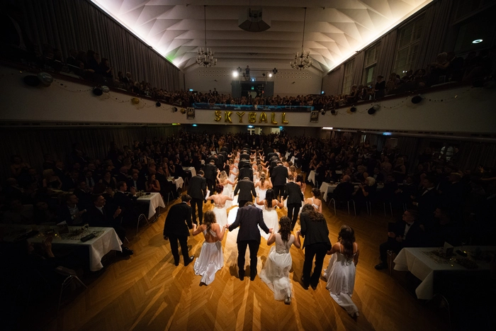 Unter dem Motto „Sky-Ball – Lizenz zum Absch(l)uss“ ging am Samstag der Maturaball des BG/BRG Bruck an der Mur über die Bühne.