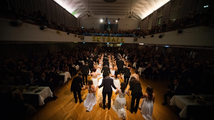 Unter dem Motto „Sky-Ball – Lizenz zum Absch(l)uss“ ging am Samstag der Maturaball des BG/BRG Bruck an der Mur über die Bühne.