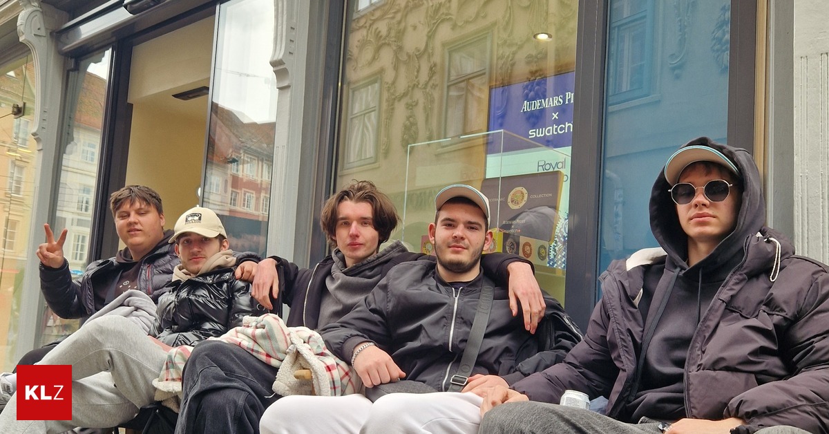 Vor-Swatch-Shop-F-nf-Freunde-aus-Polen-campieren-im-Grazer-Zentrum-wegen-einer-Uhr