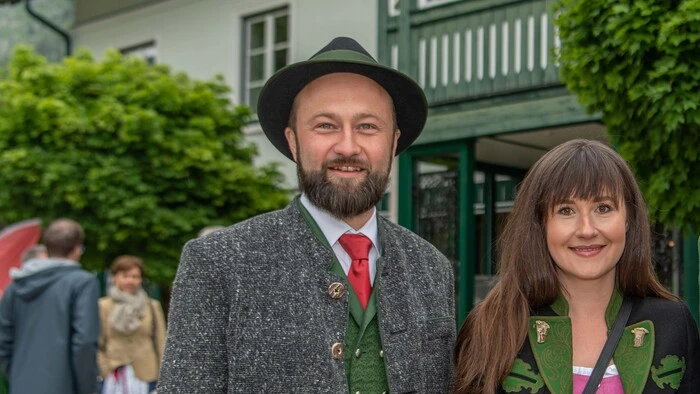 Lercher und Grubesa posieren in steirischer Tracht für ein Foto