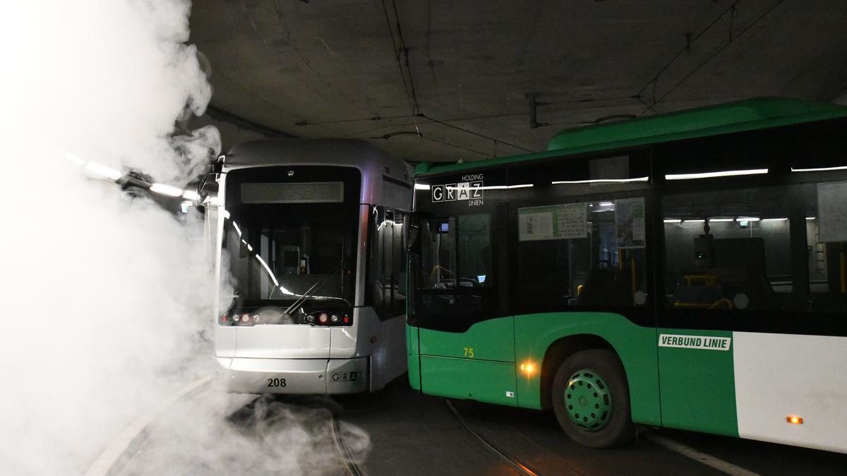 Bus gegen Bim in der Unterführung: Das war der angenommene Notfall, für den geübt wurde