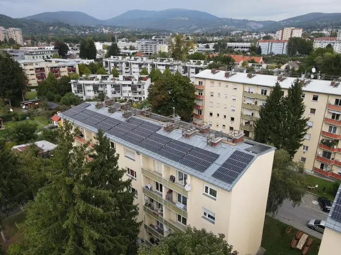 Die stadteigenen Häuser in der Schippingerstraße wurden mit PV-Anlagen aufgerüstet