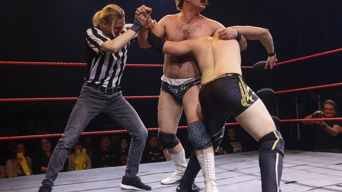 Wrestling im Grazer Dom im Berg! Eindrücke vom Murriver Gold Rush am 17. Jänner 2026. Im Foto: Ricky Sky kämpft in der Vorrunde gegen Asara und wird von Referee Nick Graven zurückgehalten