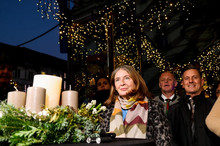 Auch ein Teil der Grazer Stadtregierung fand sich zur festlichen „Illumination“ des Baums ein. Im Bild: Bürgermeisterin Elke Kahr.