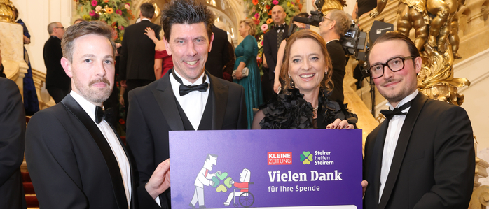Georg Aufreiter (links) und Christoph Kleinsasser (rechts) übergaben „Steirer helfen Steirern“-Präsident Andreas Prückler und Kleine Zeitung-Geschäftsführerin Xenia Daum den Spendenscheck