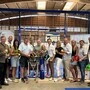 Bürgermeister Johannes Wagner, die Betreiberfamilie Foxhall sowie Gemeinderätinnen und Gemeinderäte bei der Eröffnung 