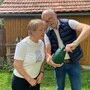 Erwin Wieser zeigt einer Anrainerin, wo Tigermücken in der Gießkanne ihre Eier ablegen