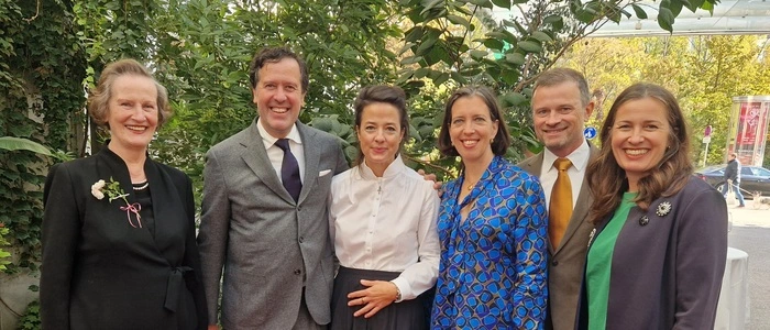Die Familie hinter den Hotels: Friederike Weitzer (links) mit ihren Kindern Katharina, Johann, Julia und Florian sowie dessen Frau Astrid (Dritte von links)