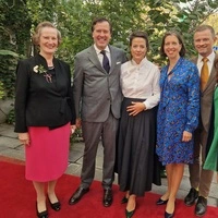 Die Familie hinter den Hotels: Friederike Weitzer (links) mit ihren Kindern Katharina, Johann, Julia und Florian sowie dessen Frau Astrid (Dritte von links)