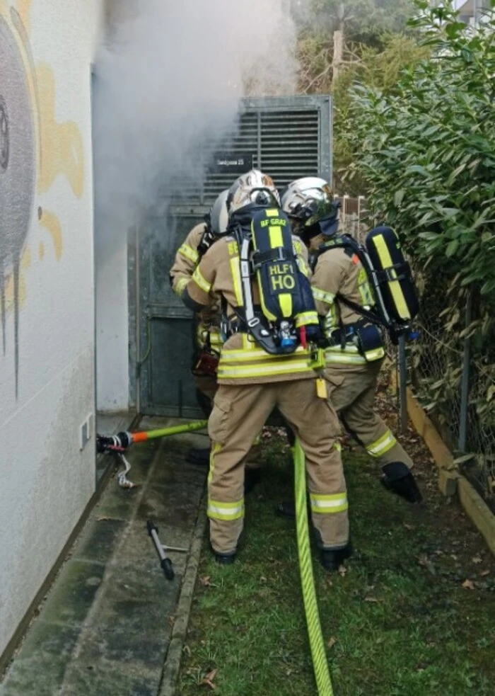 Die Grazer Berufsfeuerwehr war mit vier Fahrzeugen und 17 Mann im Einsatz