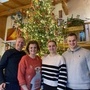 Die Familie Hardt-Stremayr: Dieter, Hannelore, Stephanie und Christopher, und ihr extragroßer Christbaum