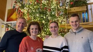 Die Familie Hardt-Stremayr: Dieter, Hannelore, Stephanie und Christopher, und ihr extragroßer Christbaum