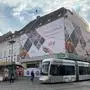Sorgt für Diskussionen: Das Baustellennetz mit aufgedruckter Werbung in der Altstadtschutzzone