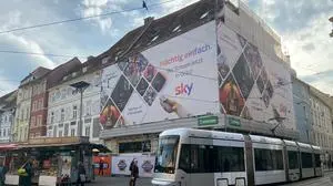 Ankünder bespielte das Eckhaus am Hauptplatz mit großflächiger Werbung