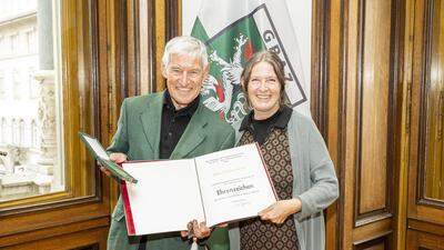 Alois Schützenhöfer bekam das Goldene Ehrenzeichen der Stadt Graz von Bürgermeisterin Elke Kahr