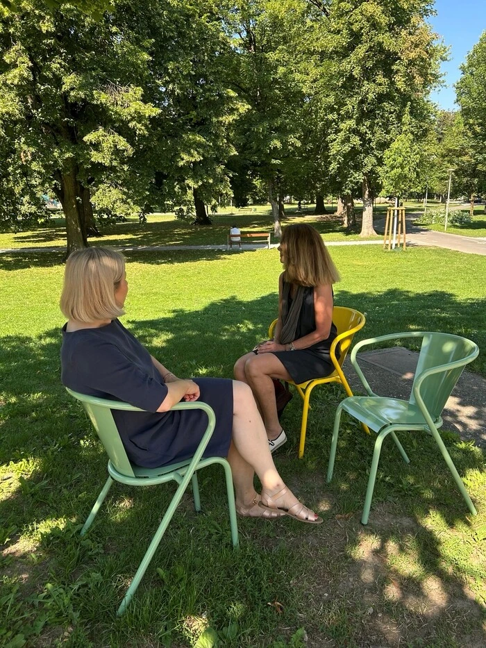 Ein weiteres Pilotprojekt soll mehr Aufenthaltsqualität in die städtischen Parks in Graz bringen: 17 frei nutzbare Parkstühle stehen jetzt im Augarten zur Verfügung