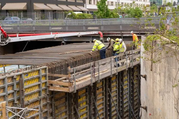 Drei Tragwerke mit je zwei Gleisen werden ab- und neu aufgebaut