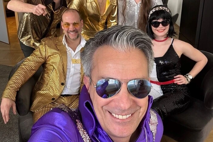 Jede Menge Glitzer: Stadtrat Kurt Hohensinner taucht mit seinem Team in die goldene Ära der Disco ein