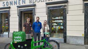 Johannes Lembeck (Geschäftsführer Sonnenapotheke), Josh Follak (stellv. GF Velofood), Lena Studeny (Sonnenapotheke)