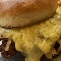 Mächtig, mächtig: Eine ordentliche Portion Käsesauce quillt aus dem Burger