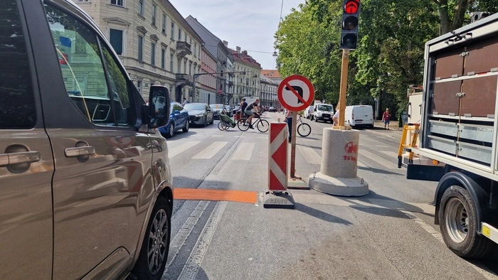 Vom Norden kommend ist das Abbiegen in die Zinzendorfgasse derzeit tabu