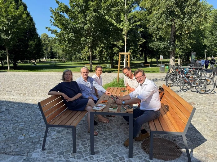 Am Bild: Vizebürgermeiterin Judith Schwentner, Bezirksvorsteher-Stellvertreter Klaus Strobl, Daniela Bischof und Robert Wiener von der Abteilung Grünraum und Gewässer sowie Philipp Rode vom Planungsbüro zwoPK