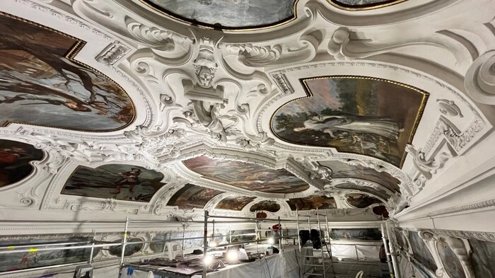In einem ersten Schritt wurden auch Stuckdecken mit Malereien um 1670 restauriert